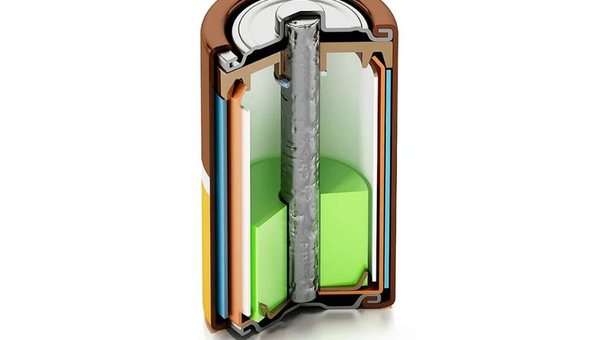  Corte transversal de batería LiFePO4 mostrando estructura interna con celda verde, tubo de ventilación central y capas protectoras multicolor